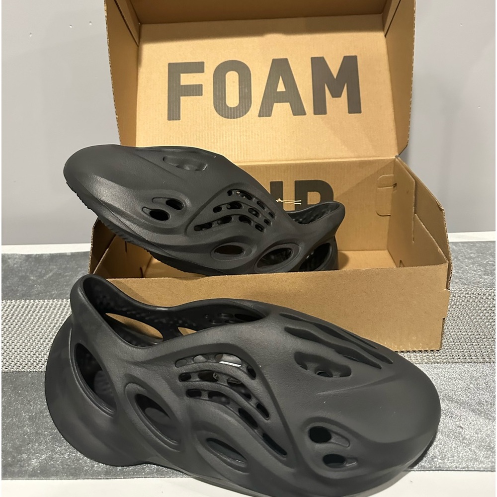 New in Box Adidas Yeezy Foam Runner HP8739 Onyx Adult Men's Size 9